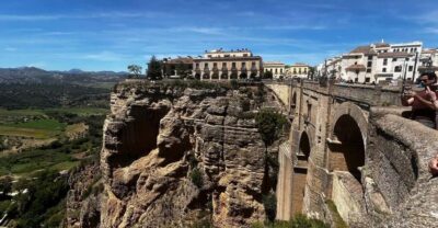 ab Marbella/Estepona: VIP-Tour Ronda + Setenil d. l. Bodegas - Puente Nuevo and the gorge views without the circus