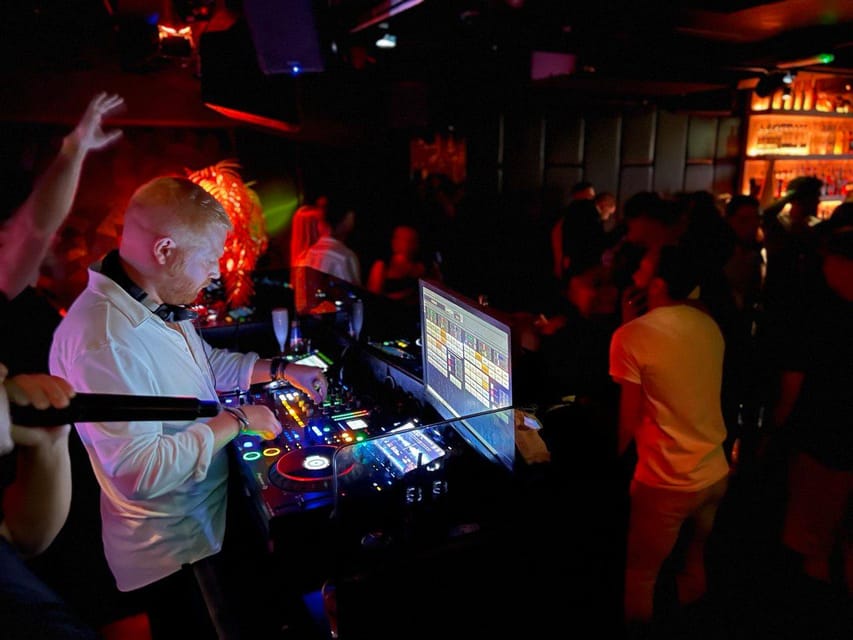 Amsterdam: Ludwig's Original Pub Crawl with VIP Club Entry - Safety, pacing, and the guide’s role in keeping things fun