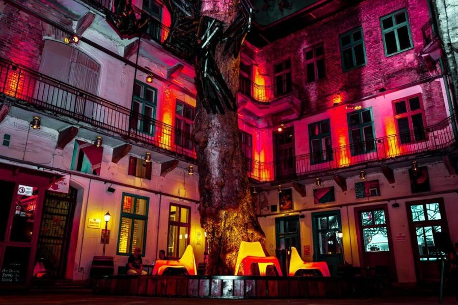 Amsterdam: Original Pub Crawl Party with VIP Entrance - The 22:00 meeting at Generator Hostel Bar: start strong
