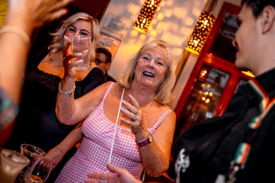 Amsterdam: Original Pub Crawl Party with VIP Entrance - Red Light District to Leidseplein: two nightlife flavors on one route