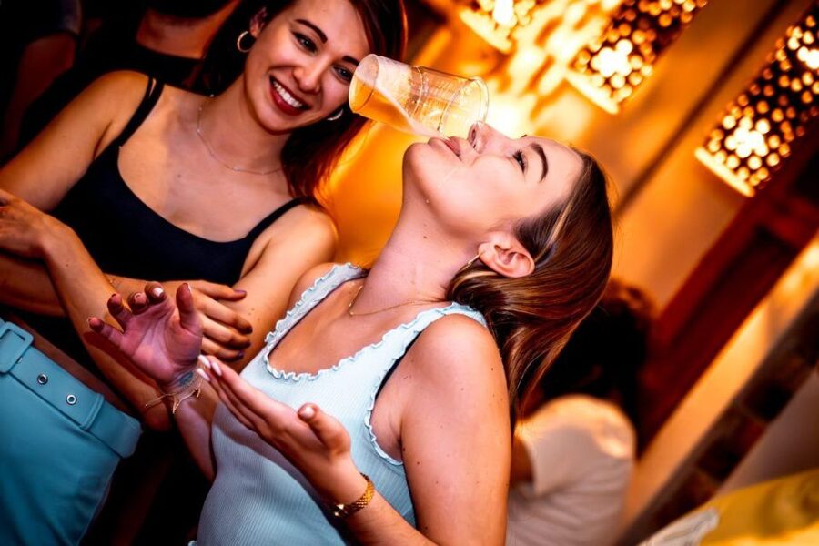 Amsterdam: Original Pub Crawl Party with VIP Entrance - Drink specials and free shots: how they affect your budget