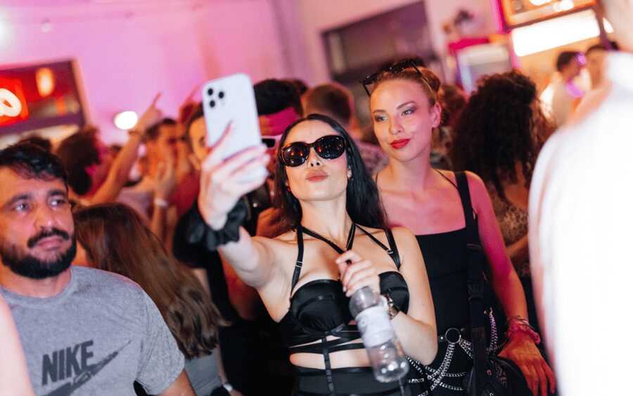 Berlin: Pub Crawl with Shots and VIP Club Entry - Mitte and Friedrichshain: the neighborhoods that make the night make sense