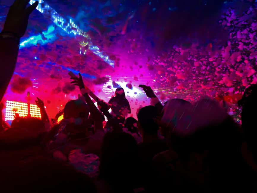 Berlin Pubcrawl: Shots, Party Games, Prices & VIP Club Entry - Walkable Night Route: Bars Close Together, No Trams Needed