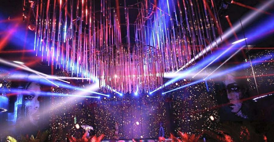 Bucharest: VIP Dining, Limo Ride & Clubbing - The limousine ride: music control and sparkling wine