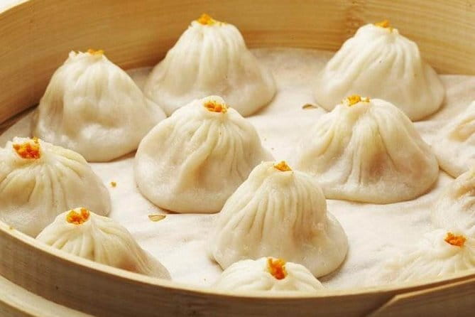 Din Tai Fung Dinner and VIP Class River Cruise Experience in Shanghai - Downtown pickup and your guide: how the night starts smoother
