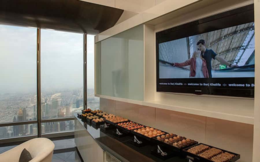 Dubai: Burj Khalifa VIP Experience Level 152 Lounge Access - Getting to the meeting point in Dubai Mall without wasting time