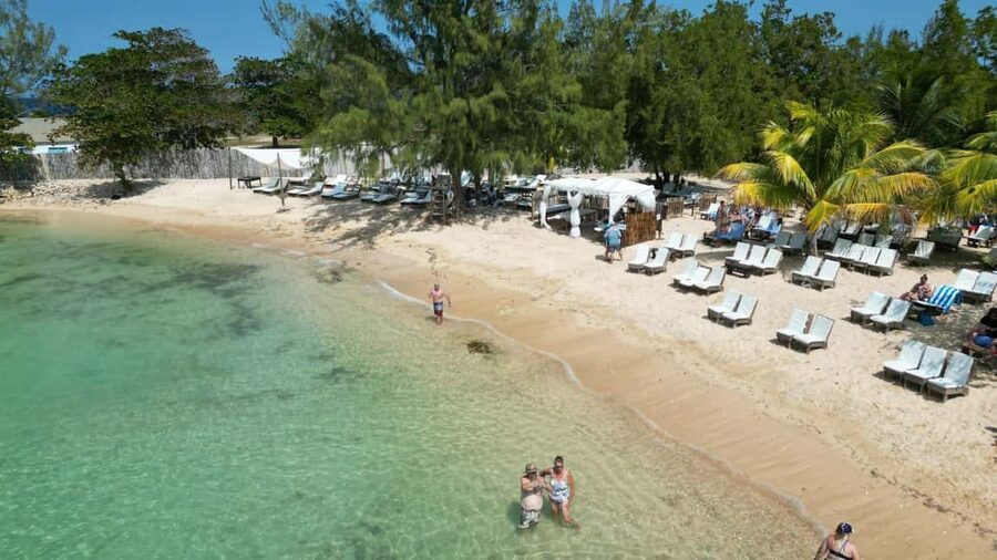 Falmouth: Dunn’s River Falls & Bamboo Beach Club VIP Access - Drinks and the cocktail vibe: what you get beyond the meal