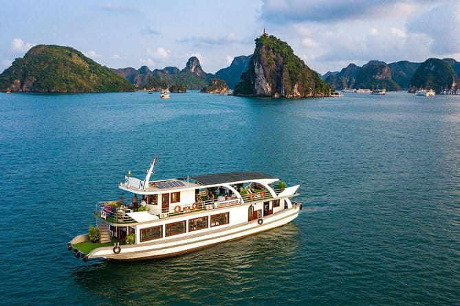 Fast Track VIP Service Noi Bai Airport (Hanoi - Vietnam) - Small-group pacing and real staff help (including Anh)