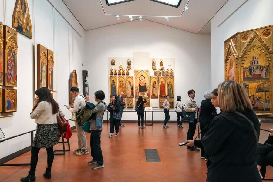 Florence: Uffizi Gallery Reserved-Entry VIP Tour - Meeting Your Guide at the Leonardo da Vinci Statue