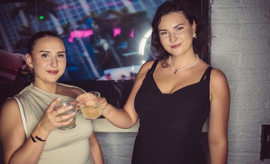 Fun explorers pub Crawl with 1 hour open bar and 3 VIP clubs - Key Points You’ll Care About