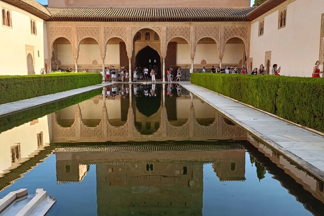 Granada : Alhambra Prestige Group Tour (VIP tickets included) - Alcazaba Stop: A Quick Fortress Glimpse