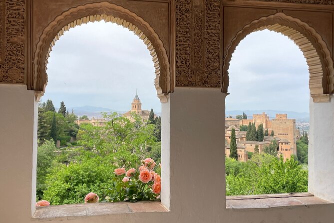 Granada : Private Alhambra Tour + Nazaries Palaces (VIP) - Meeting point at P.º del Generalife: start clean and stress-free
