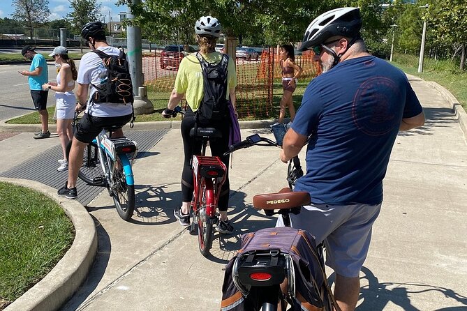 Houston Heights eBike VIP Private Foodie Tour - Stop 1: Hopdoddy Burger Bar and the art of a first bite