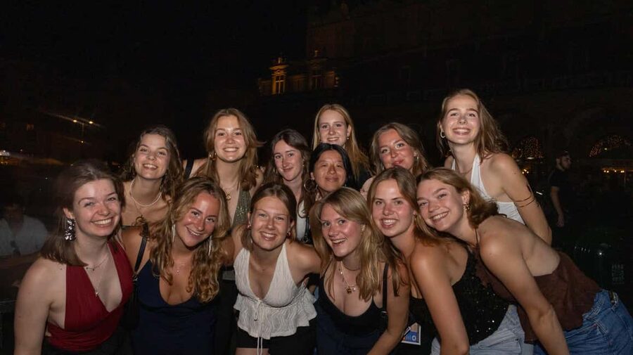 Krakow: Pub Crawl 1H Open Bar, VIP Entry & Welcome Shots - Key highlights at a glance