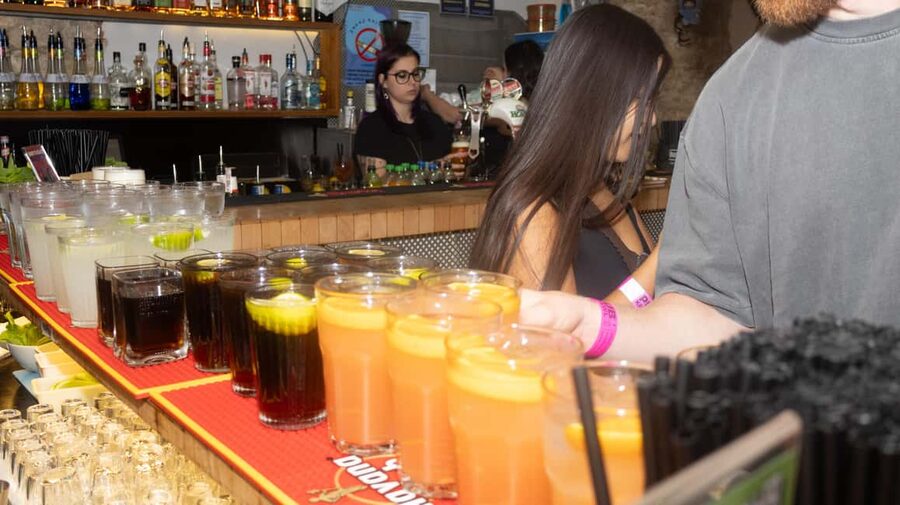 Krakow: Pub Crawl 1H Open Bar, VIP Entry & Welcome Shots - The 4 to 5 stops: how each venue phase plays out