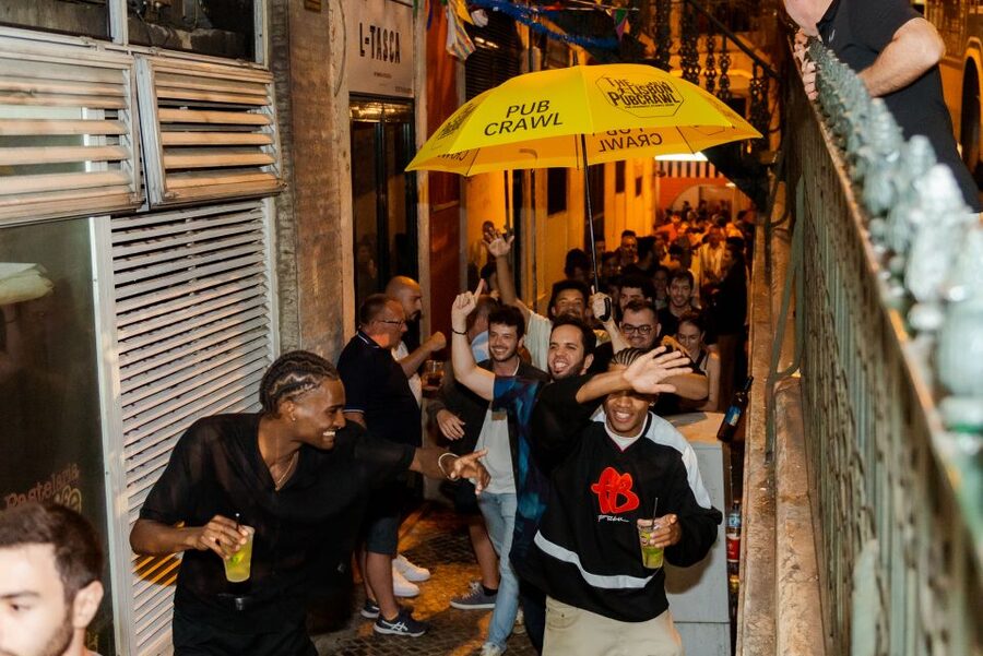 Lisbon PinkStreet Pubcrawl: 1hOpen Bar, Shots,VIP Club Entry - Meeting Point Energy: Finding the Team at Praca Luis de Camões