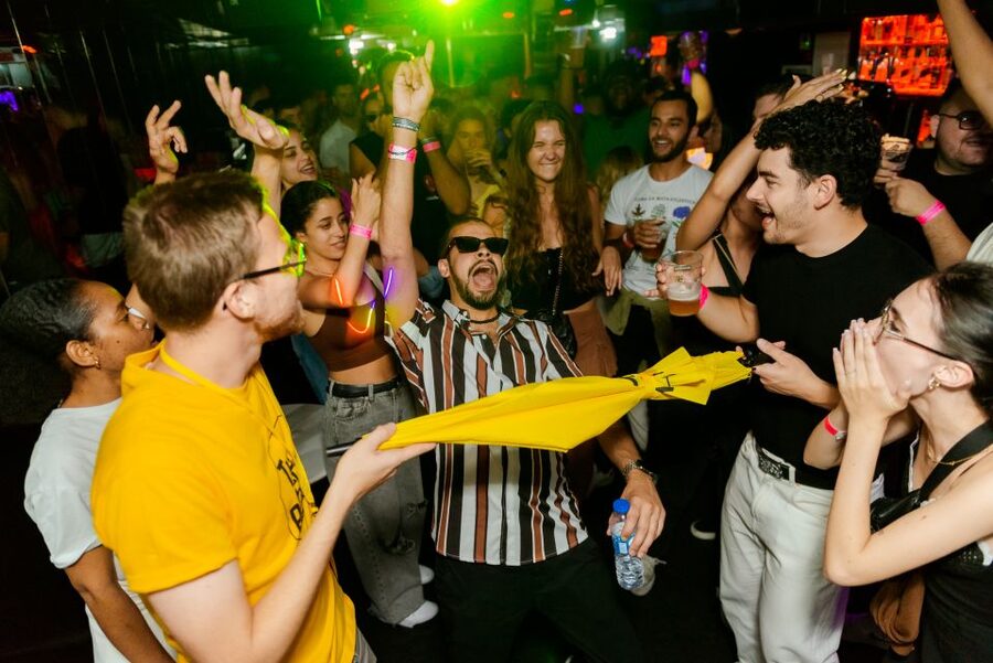 Lisbon PinkStreet Pubcrawl: 1hOpen Bar, Shots,VIP Club Entry - The 5-Hour Party Plan: Welcome Shot, 1h Open Bar, and VIP Club Entry