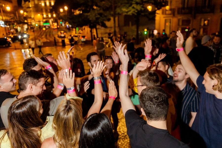 Lisbon Premium Pubcrawl: 1h Open Bar, Shots, VIP Club Entry - The open bar hour: what’s included and why it matters