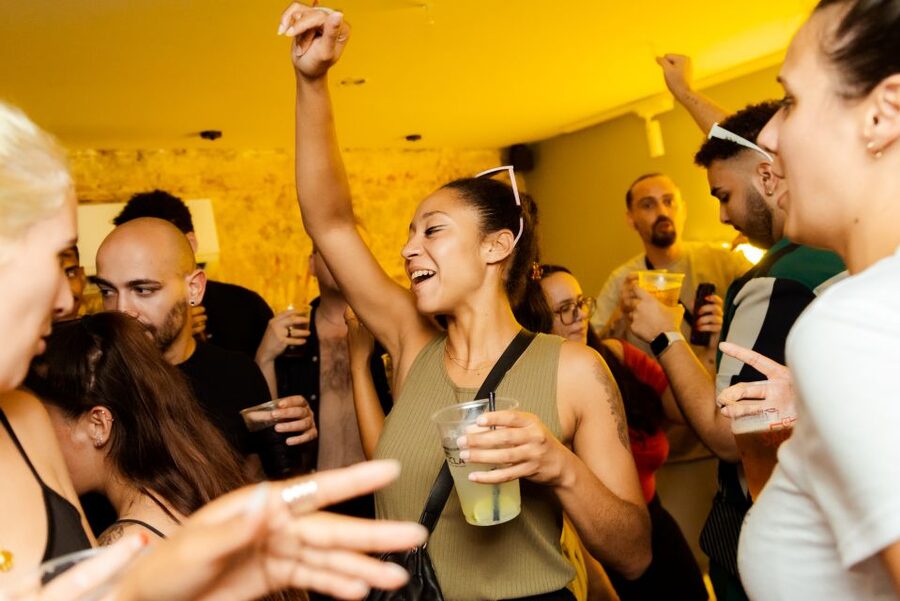 Lisbon: Pub Crawl with Open Bar, Shots & VIP Club Entry - Pacing, clothing, and small rules that affect your night