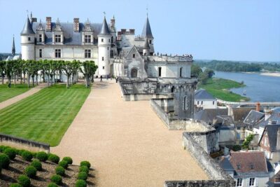 Loire Valley Castles VIP Private Tour: Chambord, Chenonceaux, Amboise - Chenonceau time: gothic meets Renaissance on a bridge over the Cher