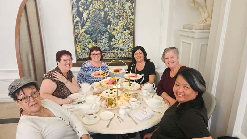 London: VIP Kensington Palace Gardens Tour & Royal High Tea - Kensington Palace access: choose the option that matches your patience level