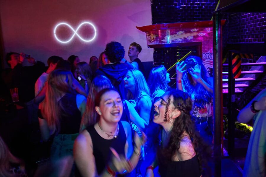Lyon: Riviera Bar Crawl Party with Free Shots and Vip Entry - FAQ