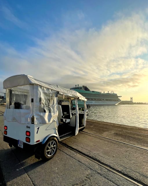 Malaga: VIP private Tuk Tuk tour - Sports, ceremonies, and architecture: bullring and the Palacio de la Ink