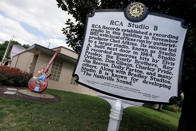 Nashville VIP Style Private Tour with Local Singer-Songwriter - Bicentennial Capitol Mall State Park: WWII Memorial and the bell moment