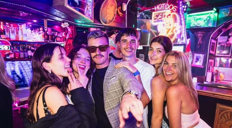 Nice: Bar/Pub Crawl with Free Shots and VIP Entry - Meeting Up in Nice: Find the Blue Shirts and Get Your Wristband Fast