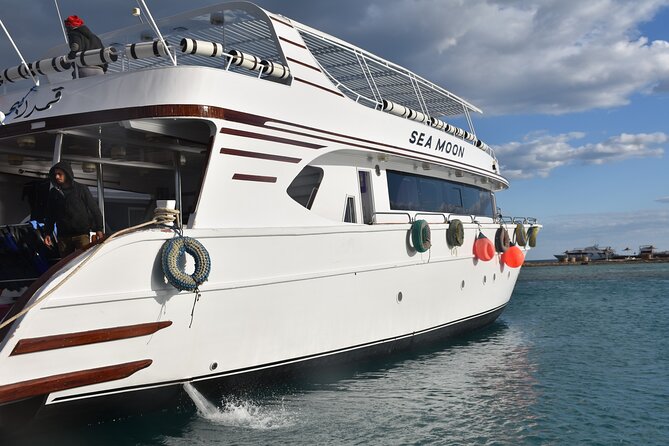 Orange Bay sea trip VIP - Lunch on deck: a buffet meal that fits a sea day