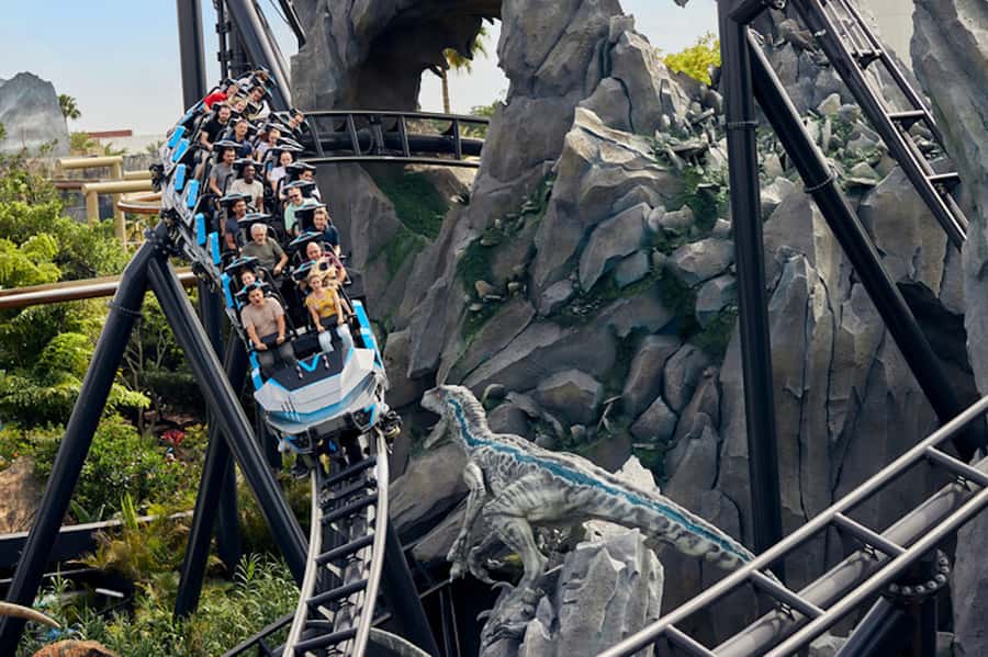 Orlando:Universal Studios 2-Park 1-Day VIP Experience Ticket - Behind-the-scenes access and the guide’s job: more than just fast lines