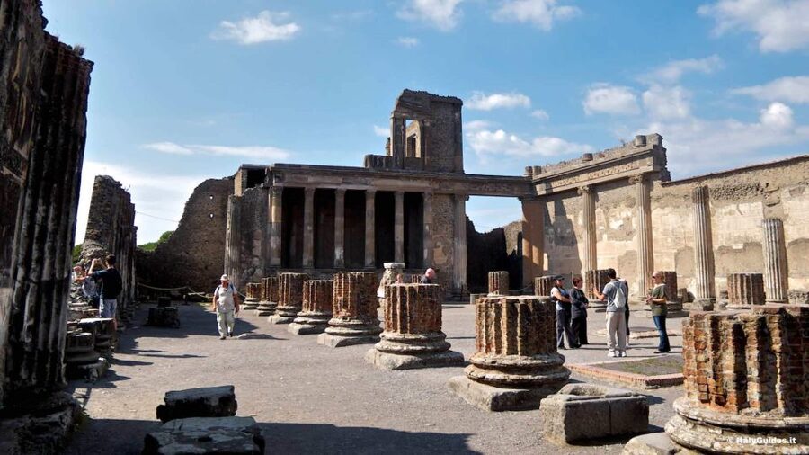 Pompeii VIP 3h Tour: Skip-the-line with your Archaeologist - Theatre Zone, Great Gymnasium, and Public Entertainment