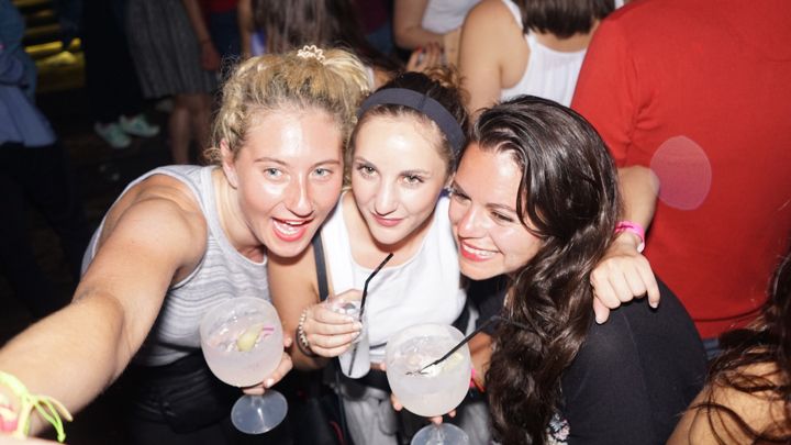 Porto: Pub Crawl with 6 Drinks and VIP Club Entry - Key Points at a Glance