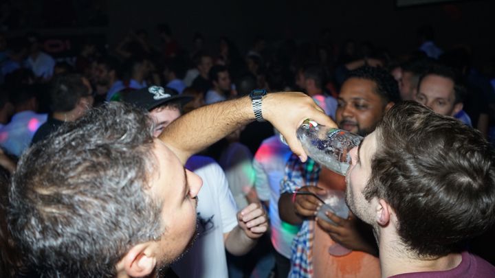 Porto: Pub Crawl with 6 Drinks and VIP Club Entry - The Guides: Why This Feels Social (and Not Just Like a Bar List)