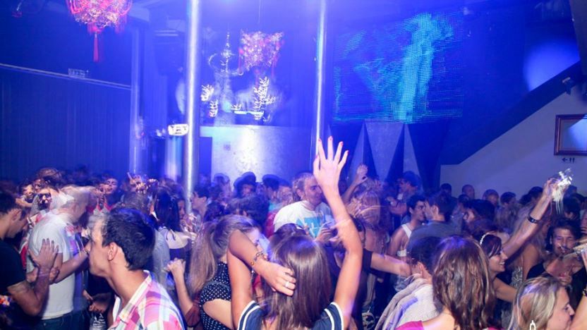Porto: Pub Crawl with 6 Drinks and VIP Club Entry - Music, Crowds, and the One Real Drawback to Consider