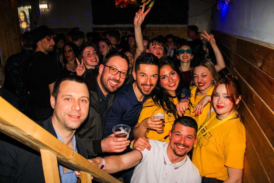 Porto: Pub Crawl with 7 Drinks, Games, and VIP Club Entry - Stop 3: Rua da Galeria de Paris for the Middle of the Night Lift