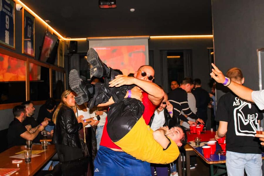 Porto: Pub Crawl with 7 Drinks, Games, and VIP Club Entry - Stop 4: Rua de Cândido dos Reis and the Final Warm-Up Hour