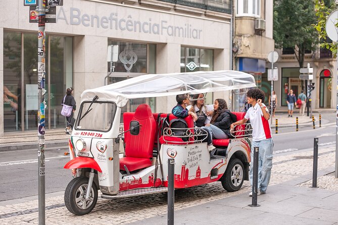 Porto: Tuk tuk vip guided tour - 1.30h - The 90-minute route: what each stop is really for