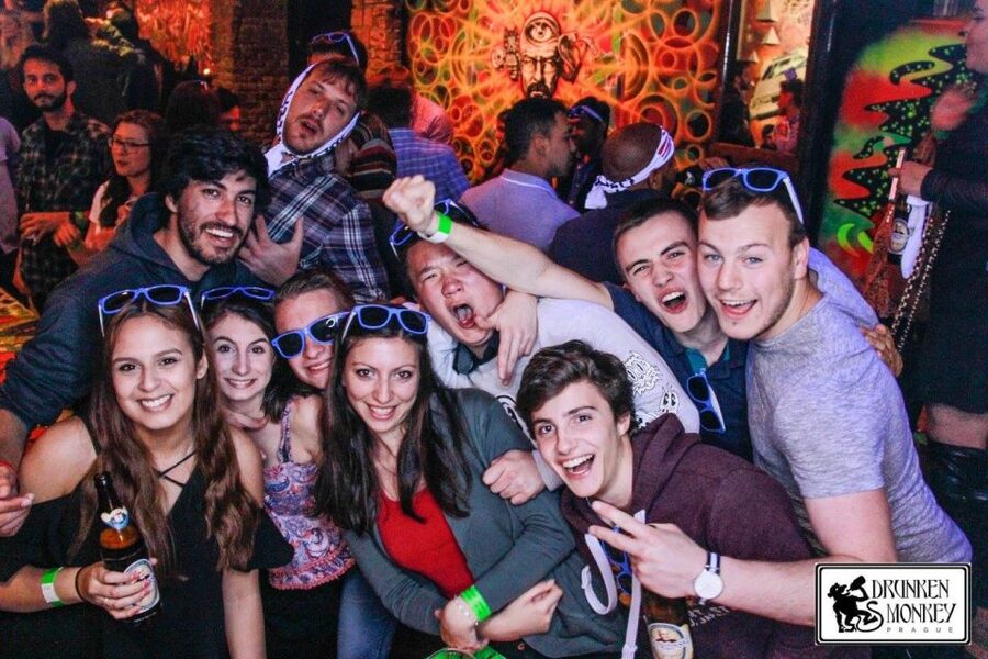Prague: Pub Crawl with Open Bar and VIP Entry - 8PM pub crawl group vs 10PM club pregame group