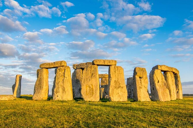 Private Full-Day Tour: London to Cotswolds, Bath & Stonehenge - No Live Guide: How to Get the Knowledge Without Paying for Commentary