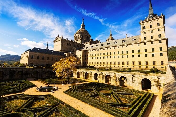 Private VIP visit El Escorial Palace, Monastery, Villa & Garden - Real Biblioteca: Renaissance library highlights in 40 minutes
