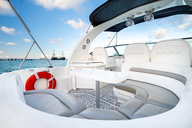 Private VIP Yacht in Punta Cana - Stop 3: Playa Bibijagua Dolphin Watching (25 minutes)