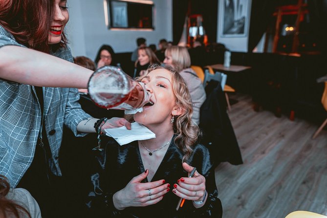 Pub Crawl + Unlimited Drinks + VIP entry + Drinking Games & Photographer - The guides: the difference between chaos and a real plan