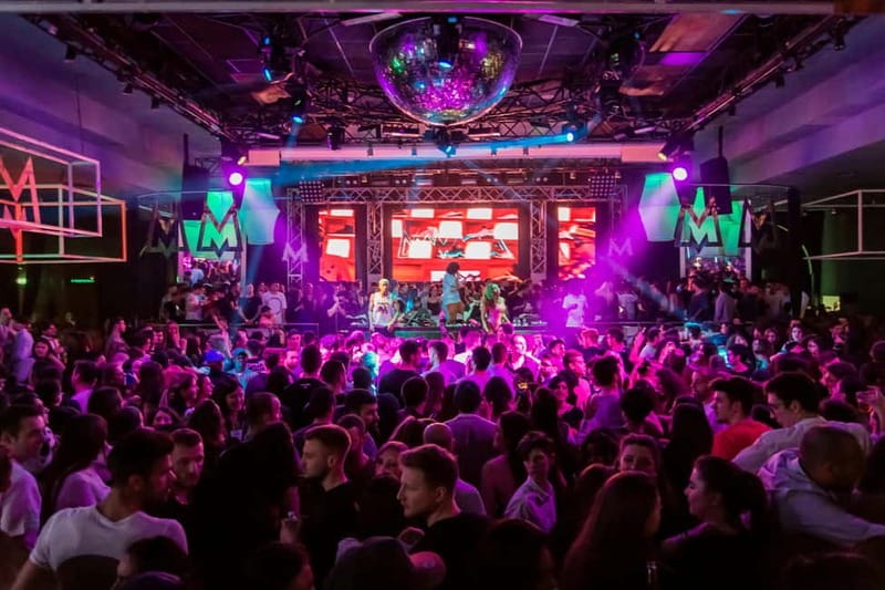 Rockstar for an hour: VIP DJ workshop in a real club - The Pioneer DJ XDJ-RX3: mixing and beat matching hands-on