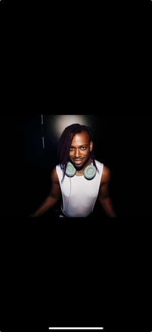 Rockstar for an hour: VIP DJ workshop in a real club - Discounted drinks downstairs: a real end to the night