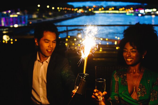 Seine River Dinner Cruise with Live Singer by VIP Yacht de Paris - Seating: how to get the view you paid for