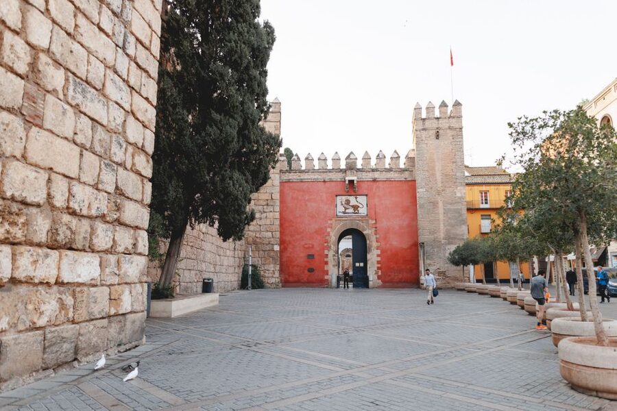 Seville: VIP Exclusive Early Access Tour of The Alcazar - The guide factor: storytelling that makes the palace stick
