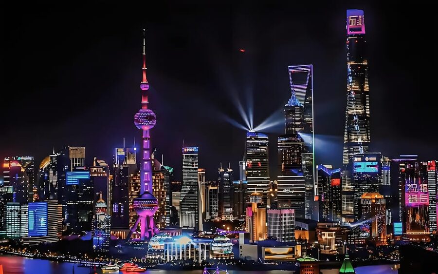 Shanghai Night River Cruise VIP Seat with Authentic Dinner - The guide experience: stories that connect buildings to real Shanghai life