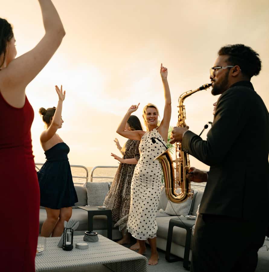 Sunseeker Superyacht: VIP Dinner, Premium Drinks& Live Music - What to wear and bring (so the yacht feels easy, not fussy)
