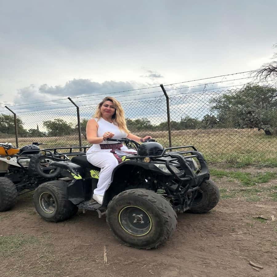 Teotihuacan VIP: Tour of the pyramids and Basilica of Guadalupe, tourist areas - Pyramid of the Sun: guided orientation, not just photos